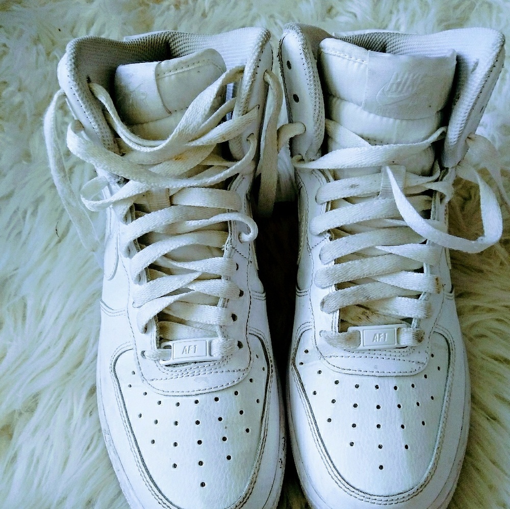 White Nikes size 6.5